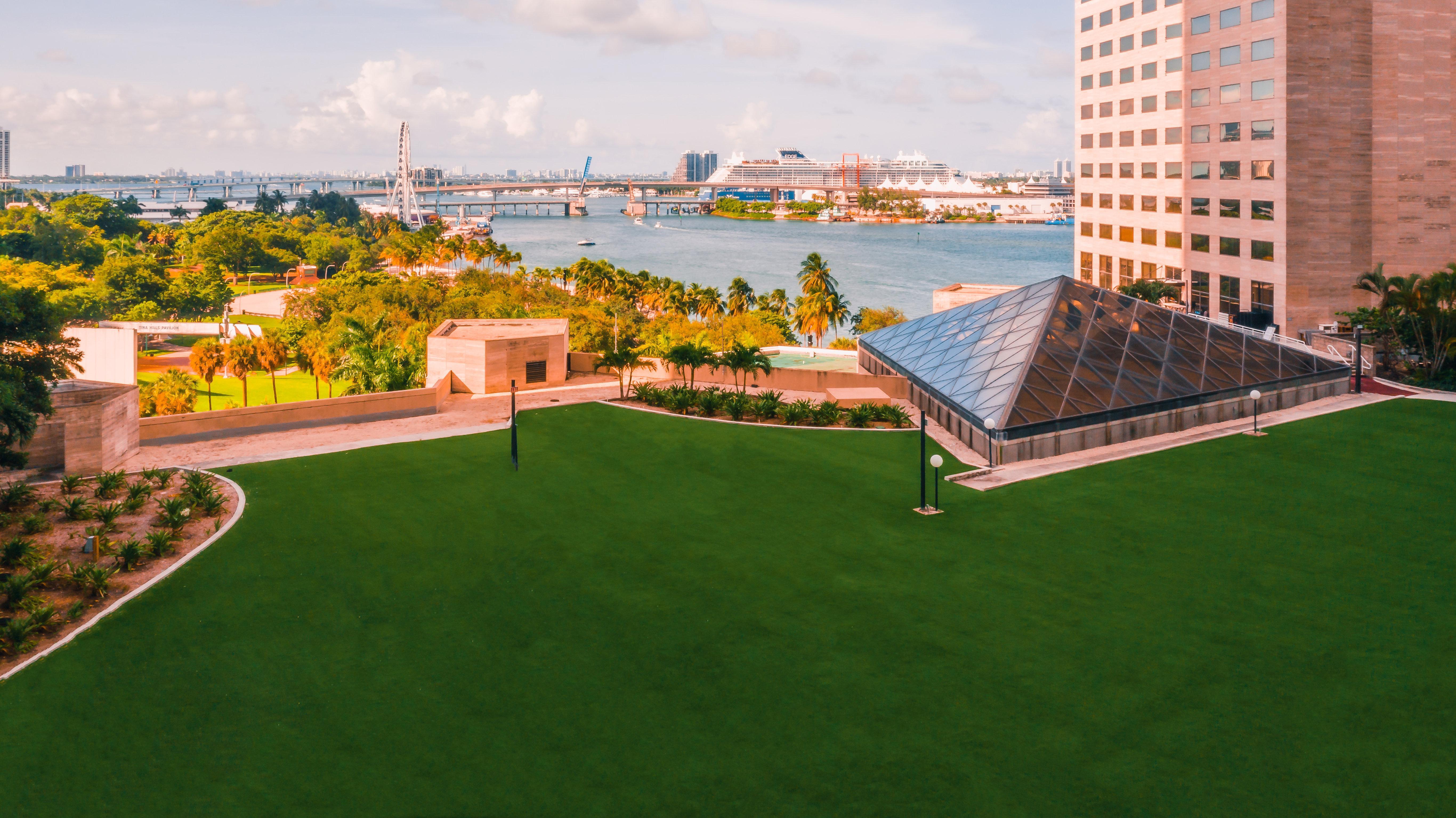 Intercontinental Miami By Ihg Hotel Exterior photo The park's lawn