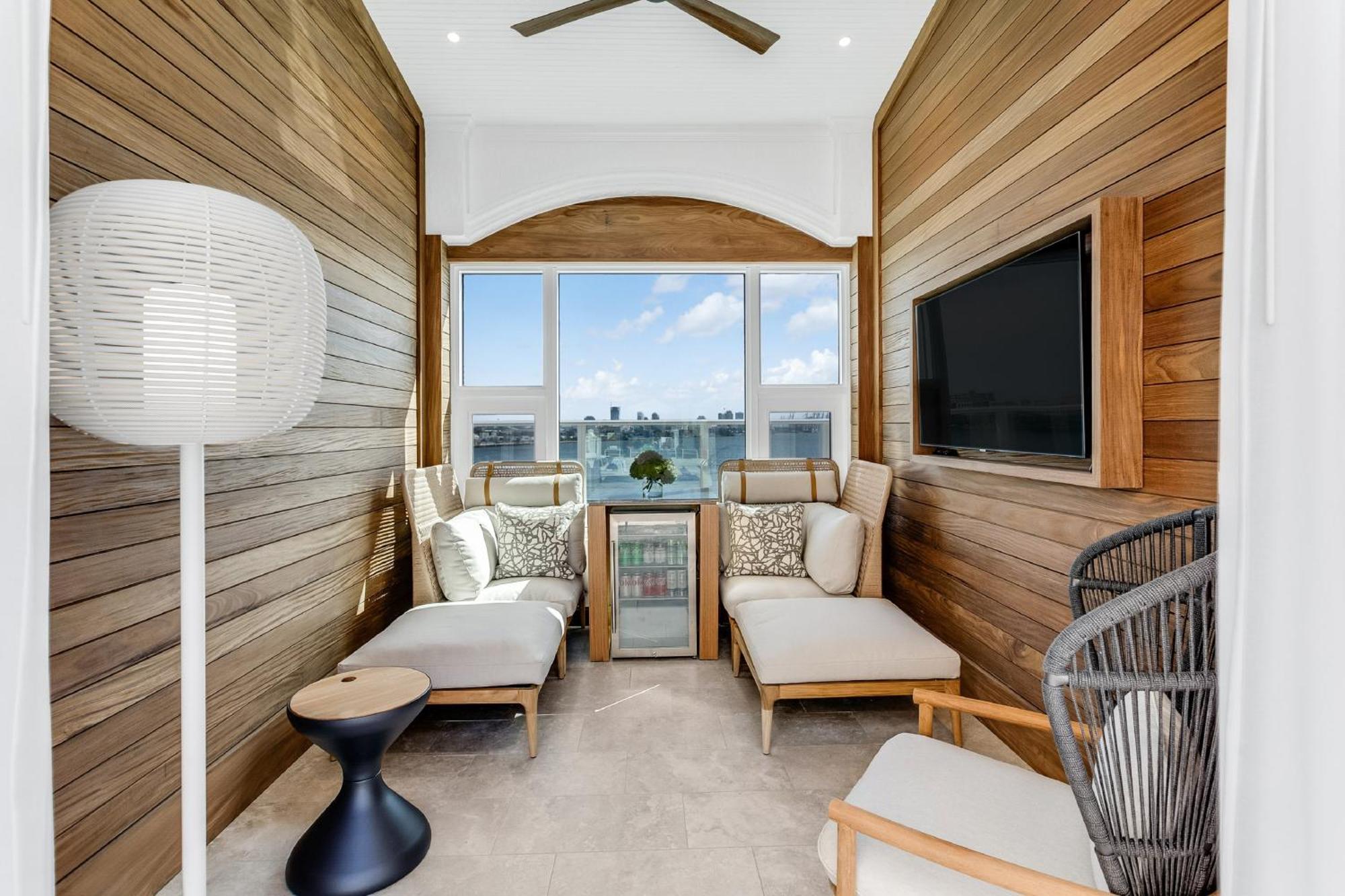 Intercontinental Miami By Ihg Hotel Exterior photo The interior of a private suite at the Ritz-Carlton, Key West