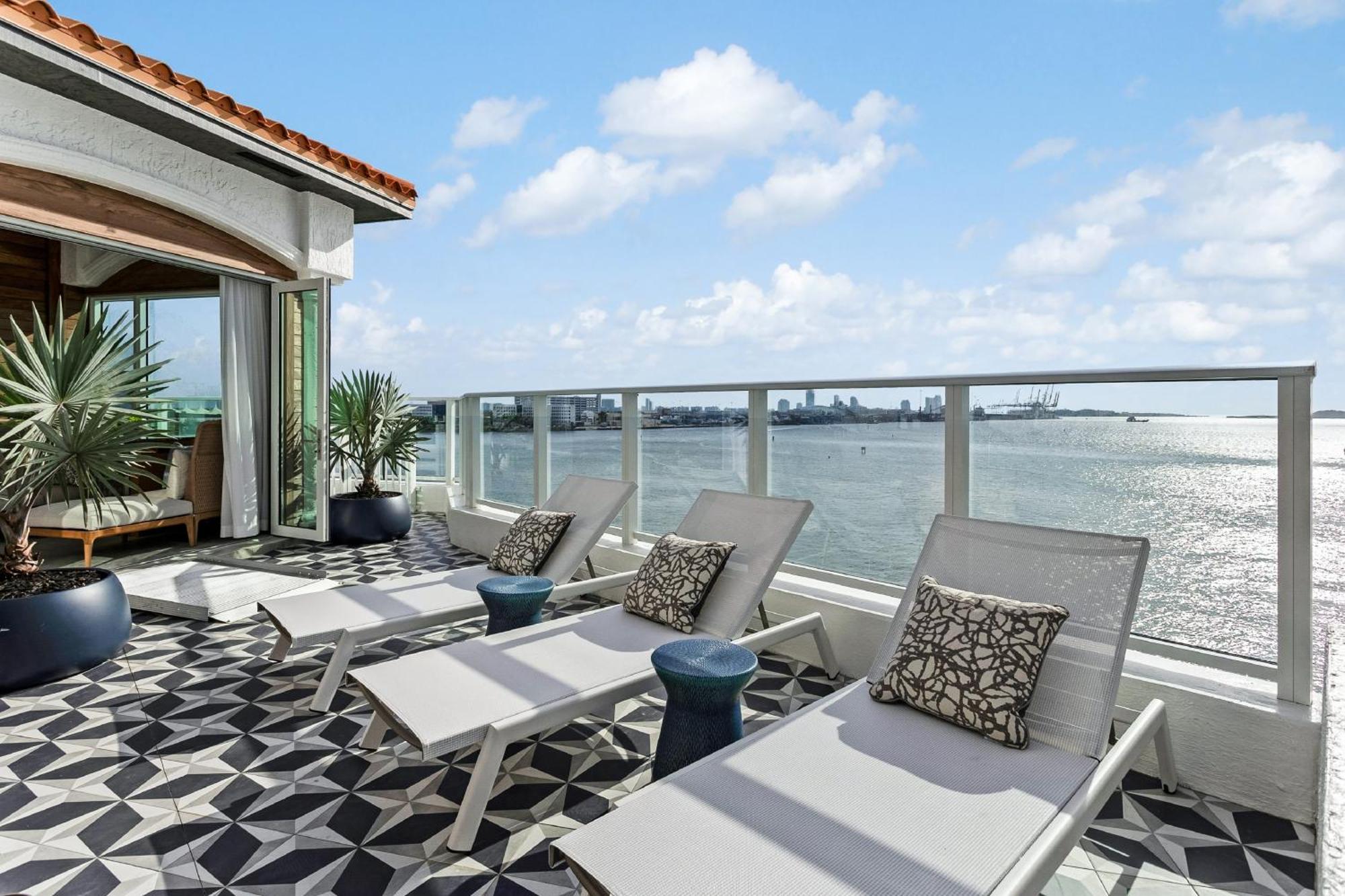 Intercontinental Miami By Ihg Hotel Exterior photo Rooftop pool