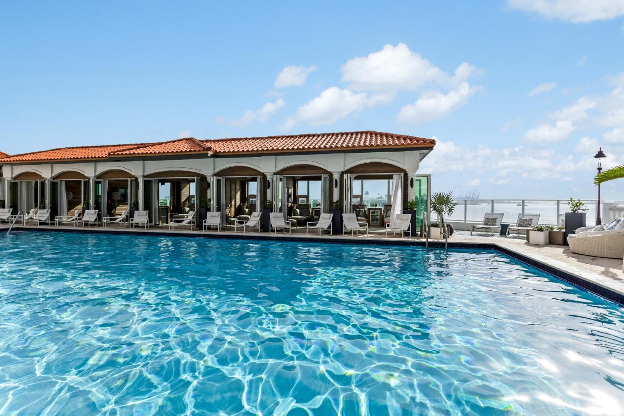 Intercontinental Miami By Ihg Hotel Exterior photo The rooftop pool at the hotel