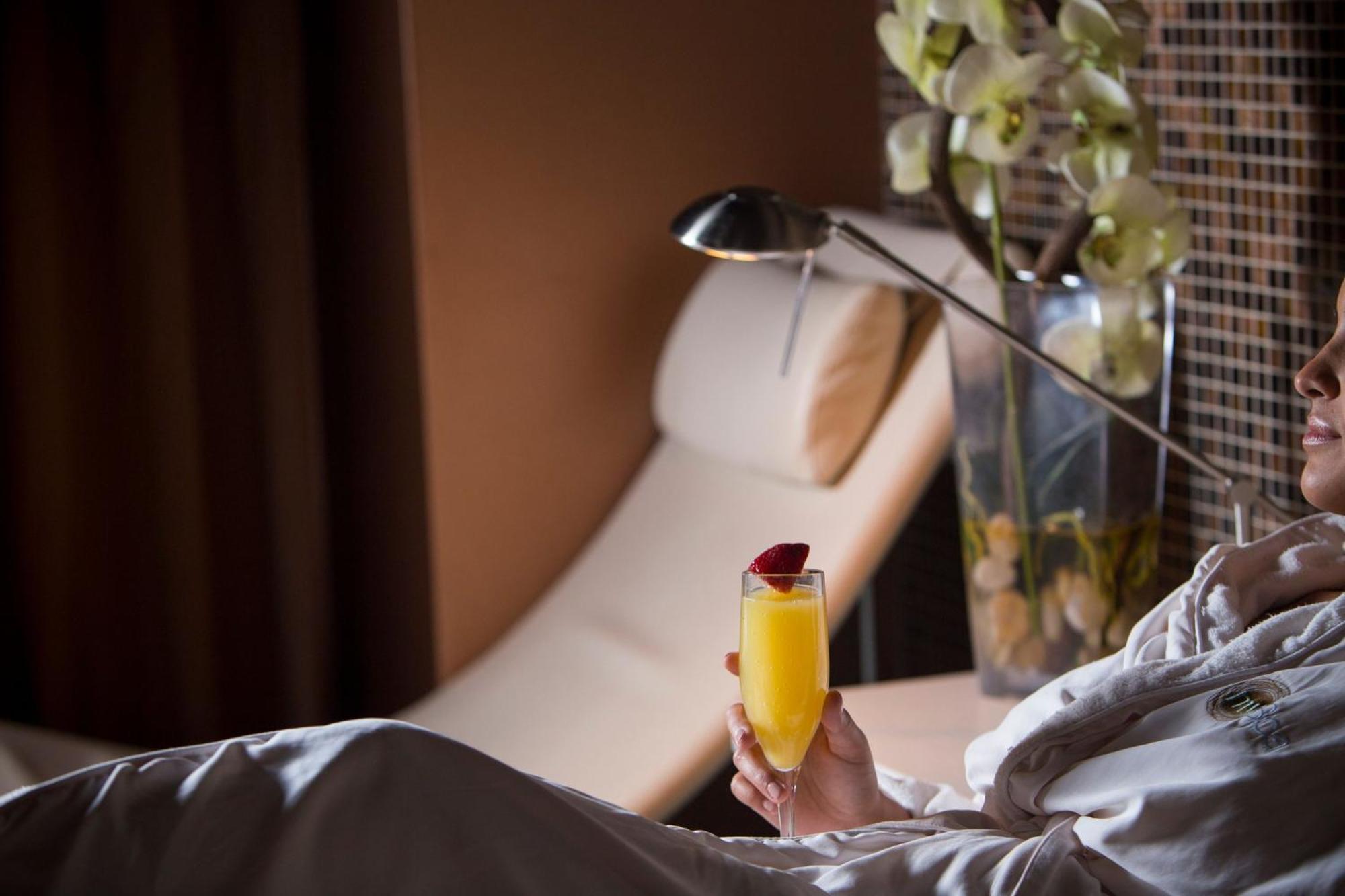 Intercontinental Miami By Ihg Hotel Exterior photo A woman relaxing in a spa