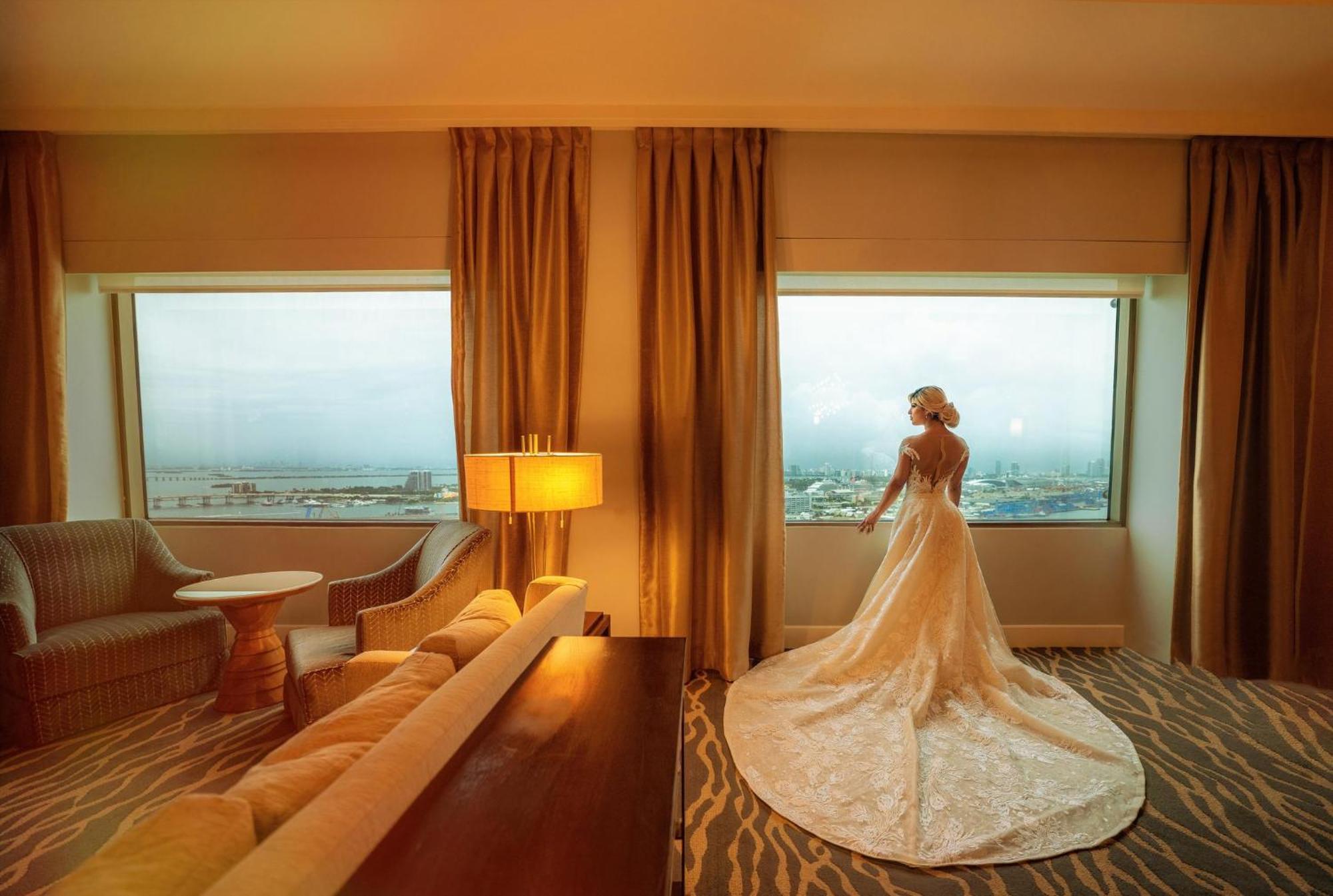Intercontinental Miami By Ihg Hotel Exterior photo A bride in a wedding dress